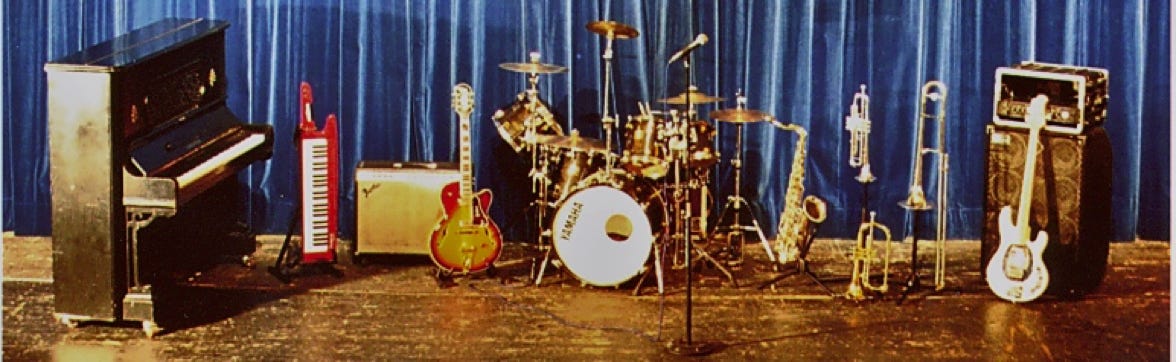 Bühne mit Instrumenten